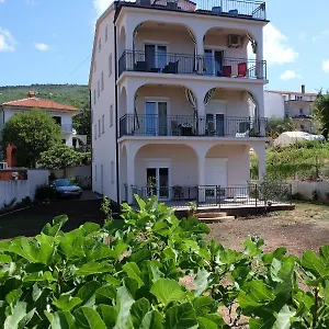 Mojca Apartman